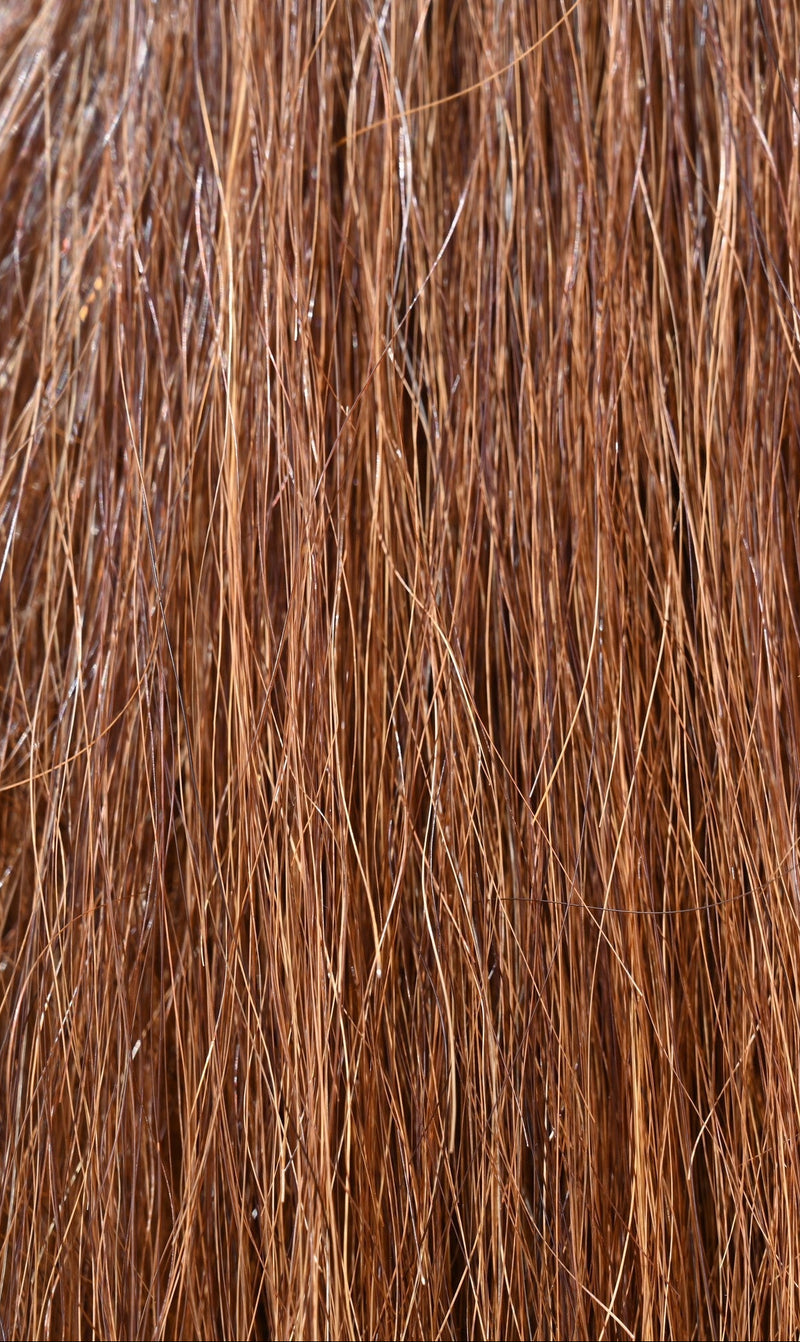 Detalle del pelo natural de una extensión Horse Tails en tono castaño