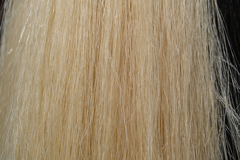 Detalle del pelo natural en tono crema