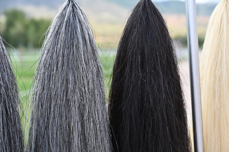 Extensiones Horse Tails en tonos gris y negro, de cerca
