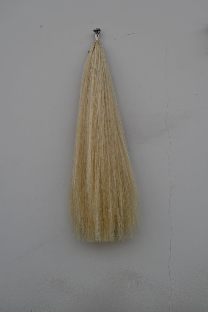 Extensión de cola tono Cream sobre fondo blanco