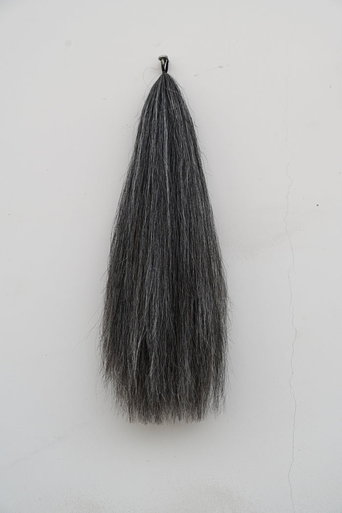 Extensión de cola tono Dark Grey sobre fondo blanco