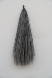 Extensión de cola tono Light Grey sobre fondo blanco